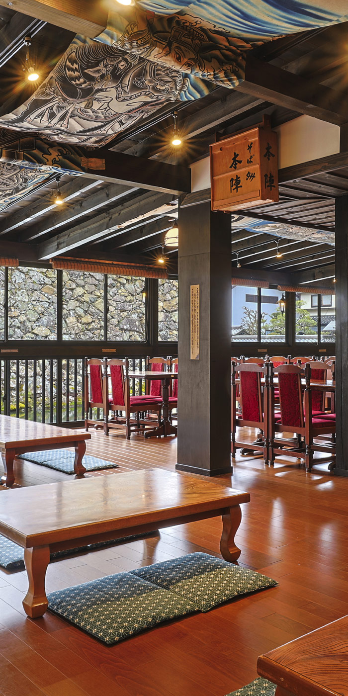 角座敷ザル 1-529-3 本体　つゆ入れ　8個　黒塗　内朱　蕎麦　そば　割烹 出石皿そば 本陣 鸛屋(つるや)｜辰鼓楼を望む老舗そば処